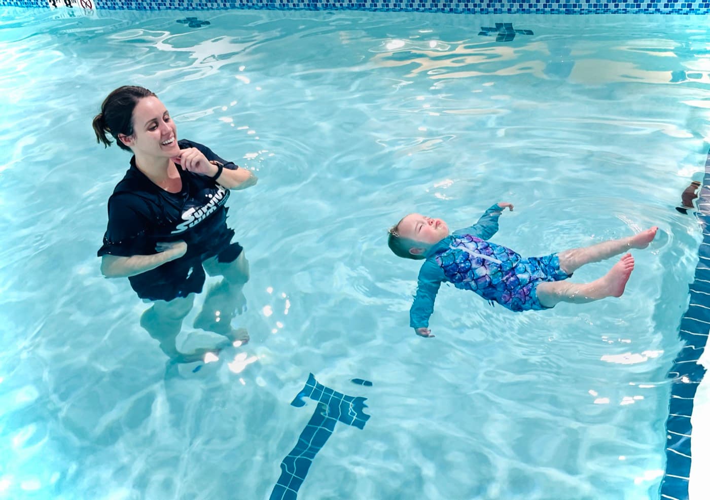 A toddler doing an independent back float during a survival swim lesson